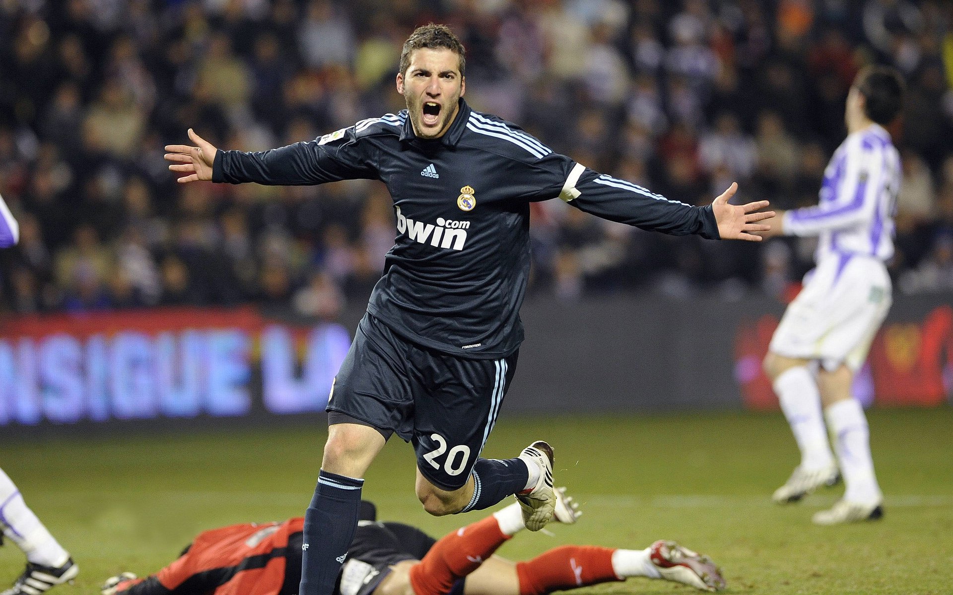 伊朗男足在巴黎奥运会比赛中以2-0战胜日本，伊朗 男足